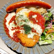 チキンシュニッツェルパルミジャーナ＋ソーセージ