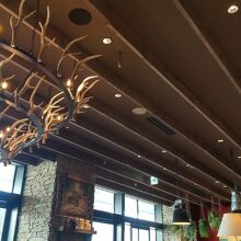 明るい雰囲気の店内