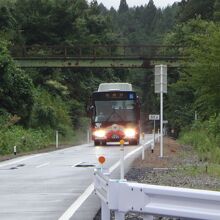 もとの線路跡を専用道として整備。