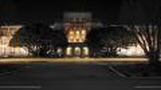 表は昔の外観を残すが、金沢城址側を全面ガラス張りとしており、中に入ると斬新で驚く