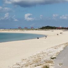 公園の西にはビーチが続き、右奥は那覇空港。