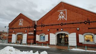 110年以上前に建てられた金森赤煉瓦倉庫は函館のベイエリアにある人気の観光スポット