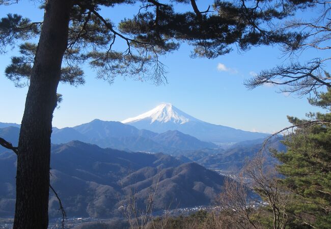 山梨県側からの山間の風景に溶け込む優美な富士山