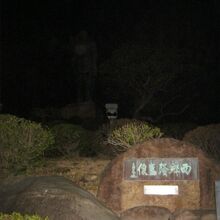 無照明の時間帯にフラッシュ撮影するとこんな感じです。