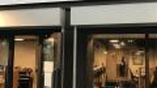 キハダマグロを使ったツナステーキバーガーが看板メニューのバーガーチェーン店！