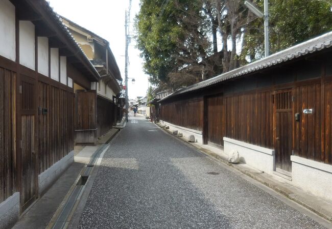 時代劇のセットのような建物が続く