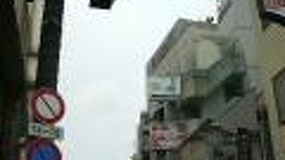 市川駅北口すぐ近く、生活に密着したお店が軒を連ねる駅前商店街