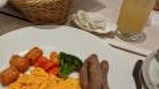 朝食はちょっと寂しい…