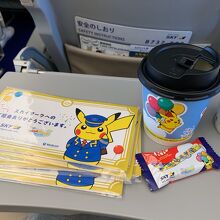 ノベルティのマスク、ドリンク、キットカット