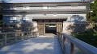 尾山神社の裏手、鼠多門橋を渡ると・・・