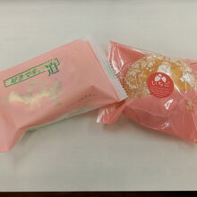 イチゴのブッセと「好きです迫」と書かれたミルフィー