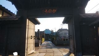 山門と庭園に見どころがある寺院