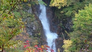 遠くに見える小さな滝です