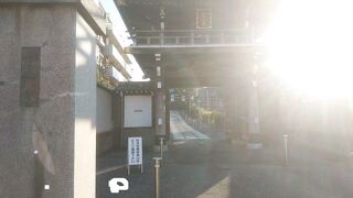 立派な山門が印象的な寺院