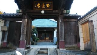 立派な山門が特徴的な寺院
