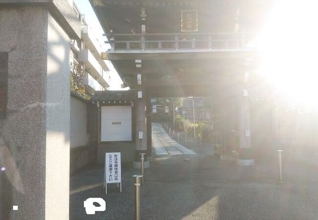 立派な山門が印象的な寺院