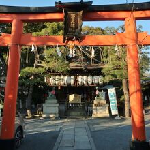 小ぶりだが、にぎやかな神社だ