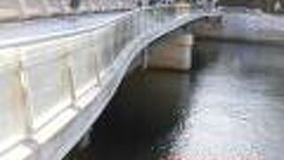 橋の欄干は、有名な彫刻家のイサム・ノグチさんの設計