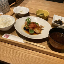 本日のお薦め肉料理（鶏の唐揚げトマト黒酢あん）
