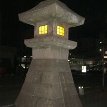 向かいの石燈籠（復元）の様子