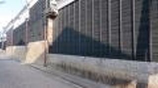 味噌屋さんと道幅が、昔の雰囲気を創出