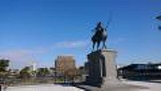 像は、空の青さに映えていました。