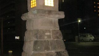 正確には三つありますが、一つだけが歴史的な石燈籠です