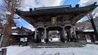 立派な山門のある函館最古の寺院