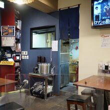 店内も広くはありませんが、厨房狭っ！
