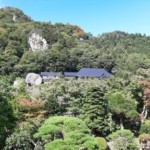 宝珠山立石寺が借景になったお庭。オレンジ色の円内は五大堂。