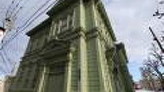 函館区公会堂の前の基坂を下った市電通りの交差点の角にあるペパーミントグリーンの洋館