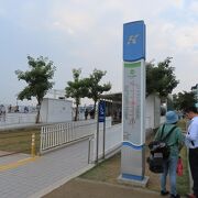 2017年6月30日に開業した高雄捷運環状軽軌の当時の終点駅です。駁二芸術特区観光の最寄り駅ですが、新たに出来た高雄港大港橋の最寄り駅でもあります。