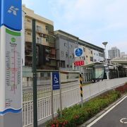 ここは、2021年1月12日に開業した高雄捷運環状軽軌の駅で、寿山観光の最寄り駅です