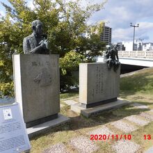 鈴木さんと子供の像