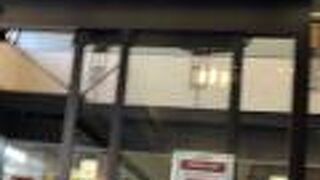 駅改札を出てすぐ