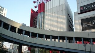 HEPFIVE　赤い観覧車が目印のファッションとグルメのビル