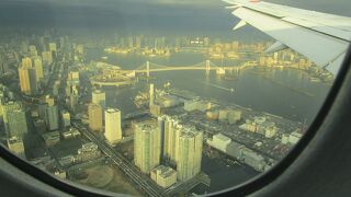 羽田空港着陸時の新飛行ルートで上空からレインボーブリッジを見ることができました。
