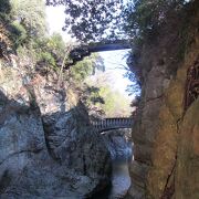 猿橋の辺りは絶壁の深い渓谷