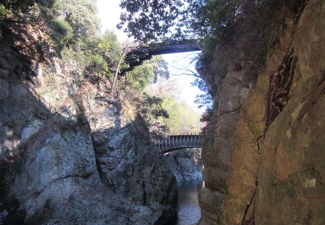 猿橋の辺りは絶壁の深い渓谷