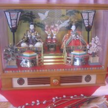 入口には時節柄お雛様も飾られていました