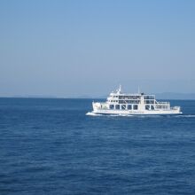 途中、逆方向に向かう姉妹船とのすれ違い風景も楽しめます