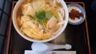 うどんは短く非常に柔らかいです