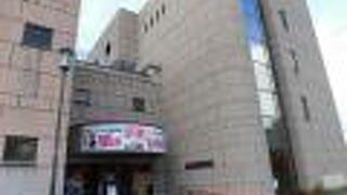 旧広島市民球場跡地と旧大田川（本川）の間に