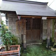 小さな祠