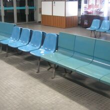 待合所に並ぶベンチも昭和の風情ですね～。