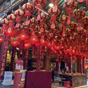 中華街にある中国式の厄除けで有名なお寺です