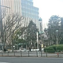 シルクセンターの向い