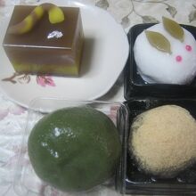 こんな感じの商品が売られています（右下が栗きんとんわらび餅）