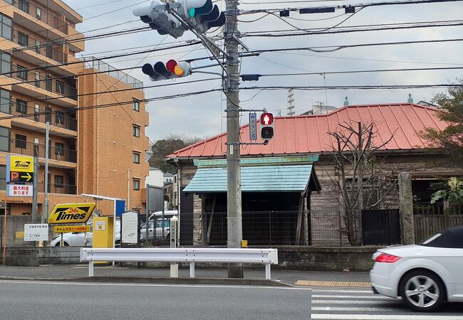 保土ヶ谷駅の近く。今は門だけ。近くに旅籠の建物もありました