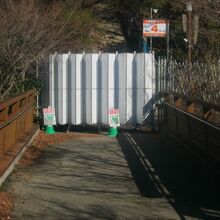 ルート上でこちらのフェンスに阻まれて近づくことが出来ません